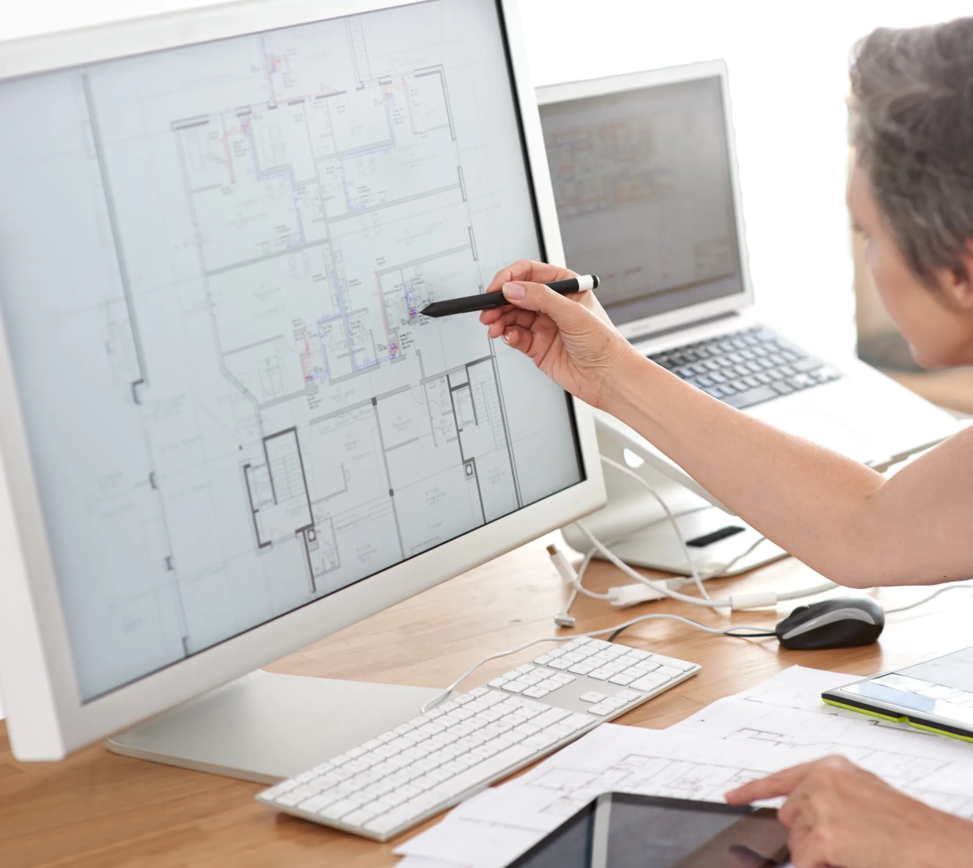 DIST engineer reviewing a migration plan on screen